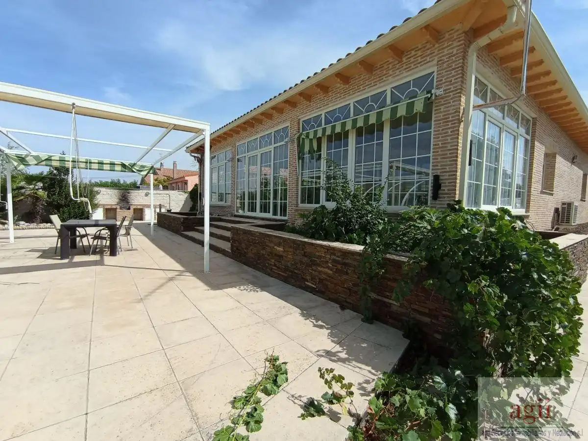 Terrassa de Casa o xalet en venda en Valdeaveruelo amb Aire condicionat, Calefacció i Piscina