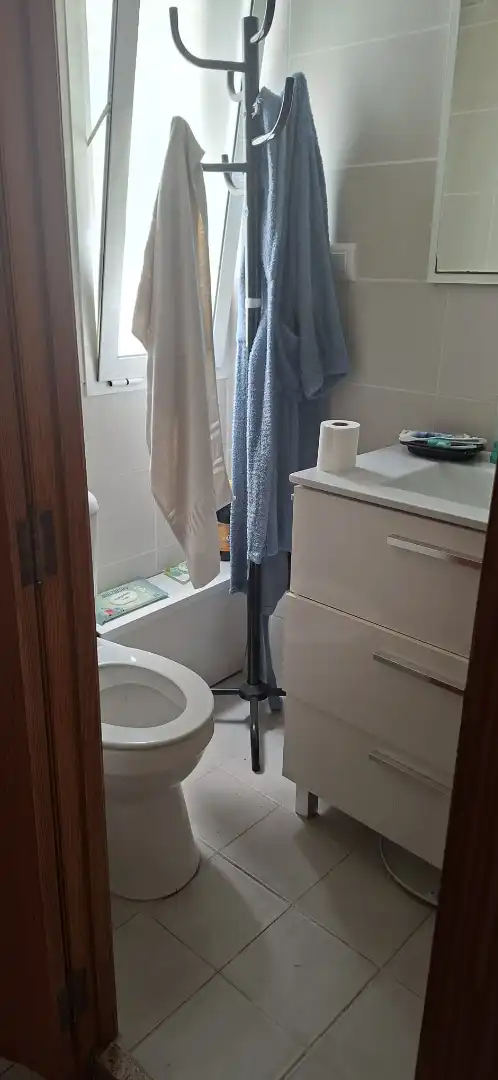 Baño de Apartamento de alquiler en Valencia con Amueblado, Horno y Microondas