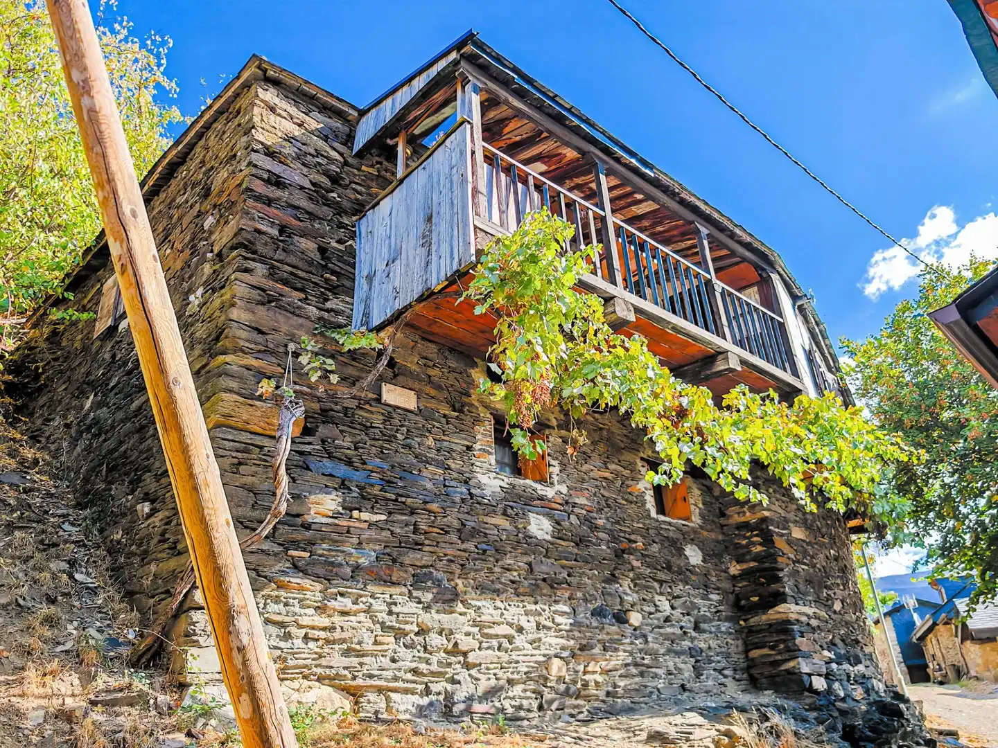 Vista exterior de Casa o xalet en venda en Ponferrada amb Calefacció, Jardí privat i Terrassa