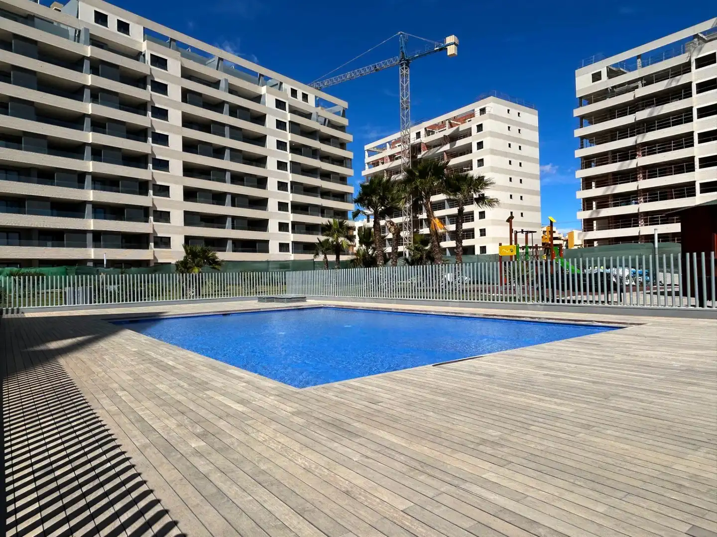 Schwimmbecken von Wohnungen zur Miete in Torrevieja mit Klimaanlage, Privatgarten und Terrasse