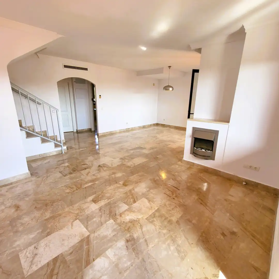 Sala d'estar de Àtic en venda en Estepona amb Aire condicionat, Terrassa i Traster