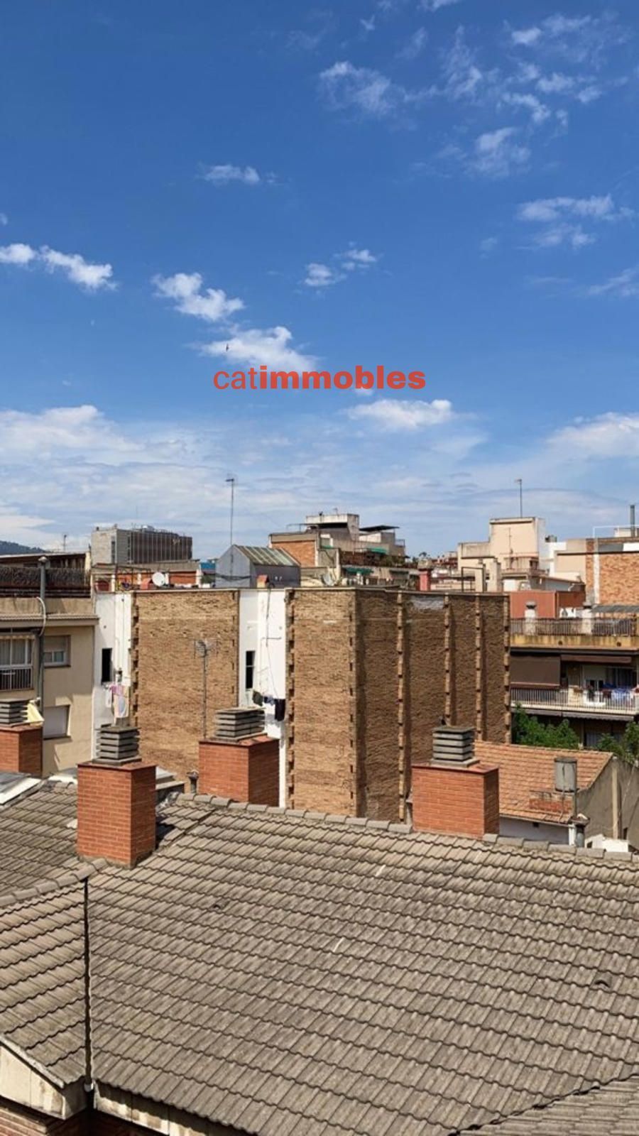 Vista exterior de Edifici en venda en L'Hospitalet de Llobregat