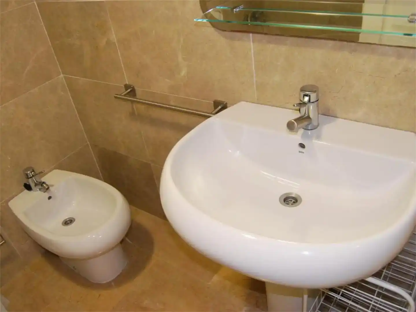 Badezimmer von Wohnungen zur Miete in Manilva mit Klimaanlage, Schwimmbad und Möbliert