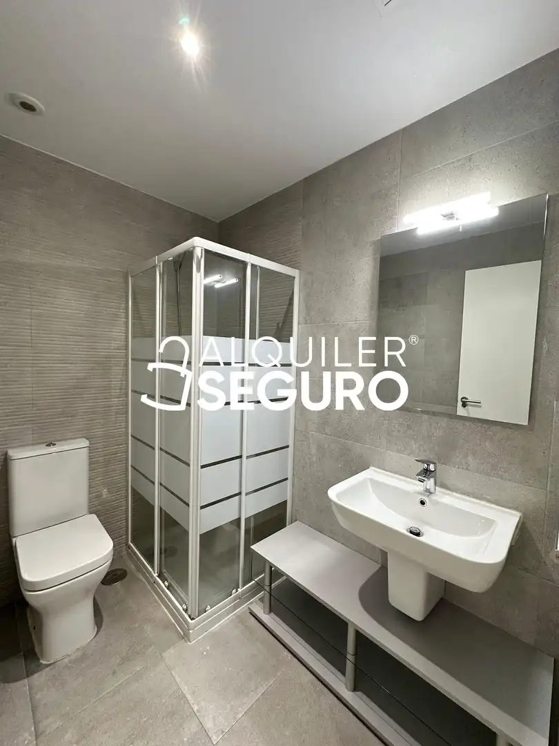 Baño de Piso de alquiler en Madrid con Calefacción, Terraza y Trastero