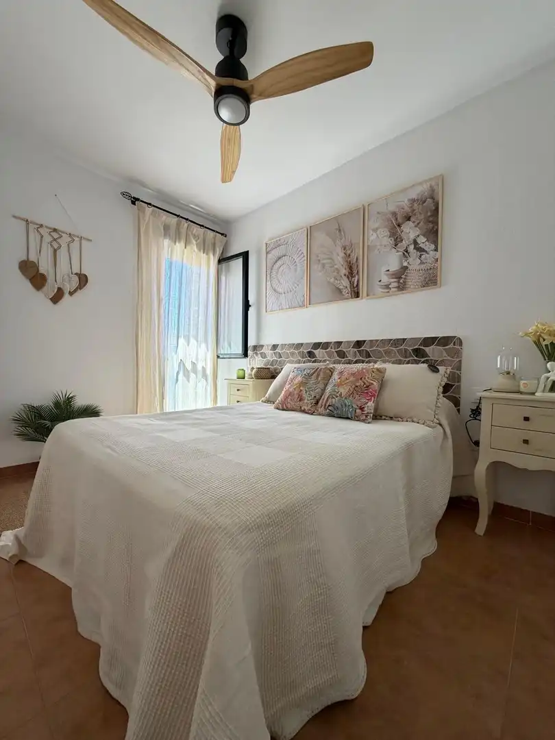 Schlafzimmer von Dachboden zum Verkauf in Zahara de los Atunes mit Privatgarten, Terrasse und Abstellraum