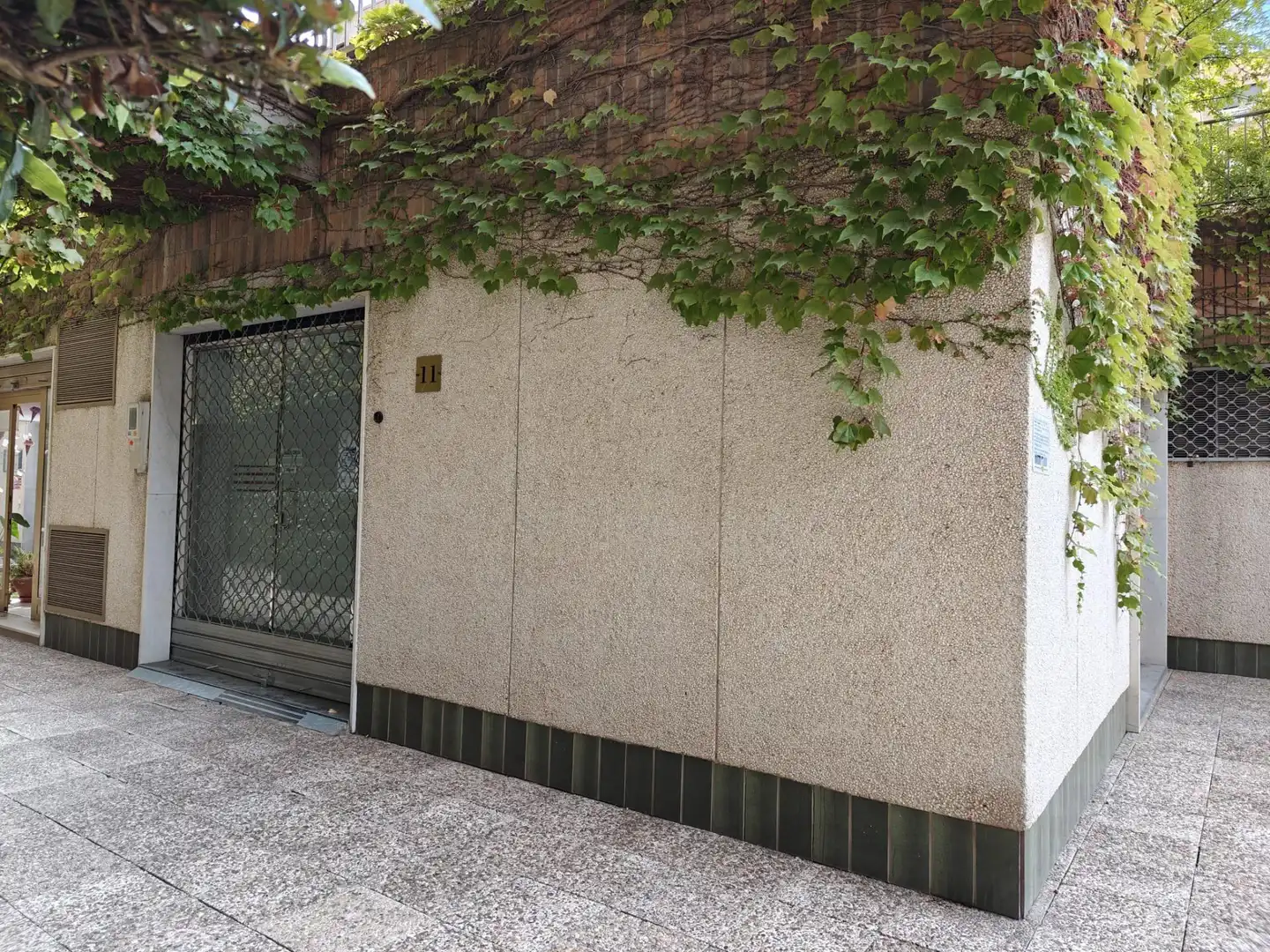 Vista exterior de Local de alquiler en Granada
