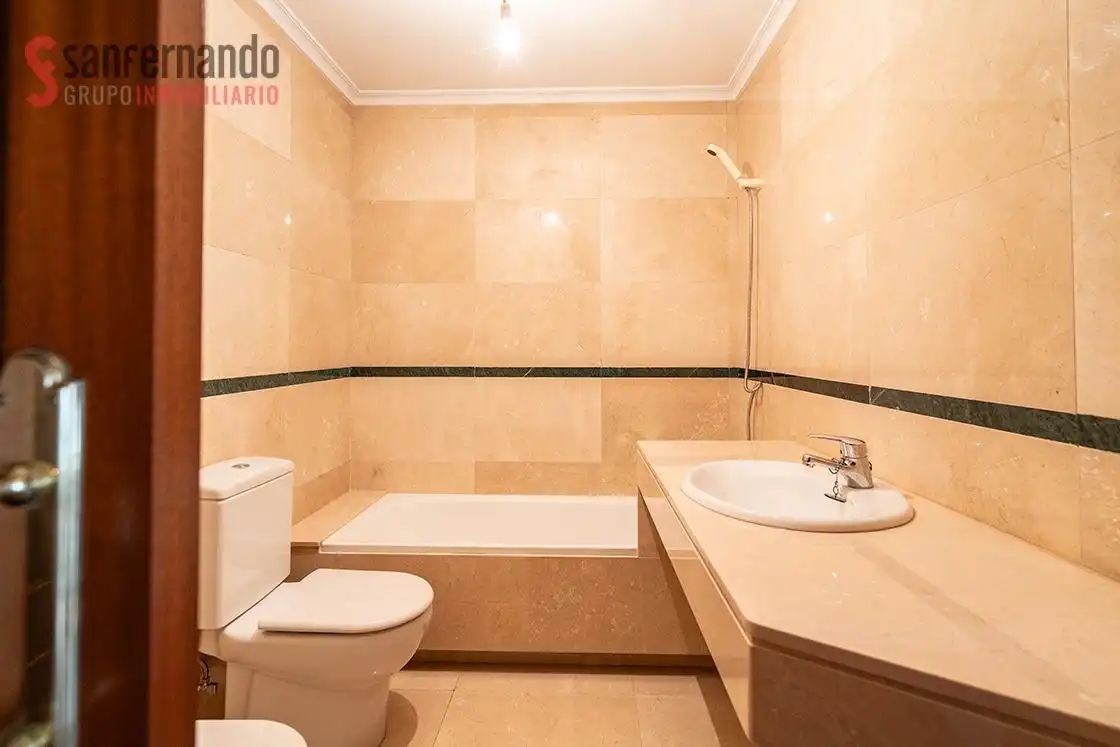 Baño de Piso en venta en Torrelavega  con Terraza y Balcón