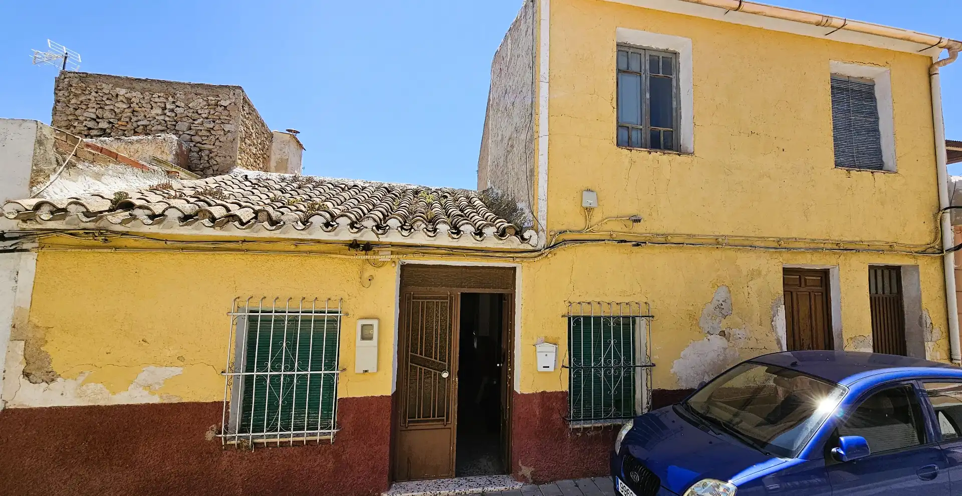 Außenansicht von Einfamilien-Reihenhaus zum Verkauf in Totana mit Terrasse und Abstellraum