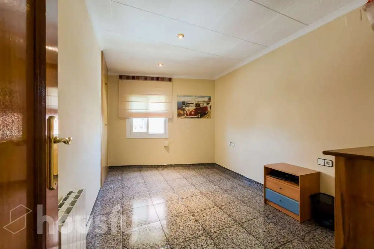 Houses for sale in Santa Coloma de Gramenet  with Air Conditioner, Heating and Private garden