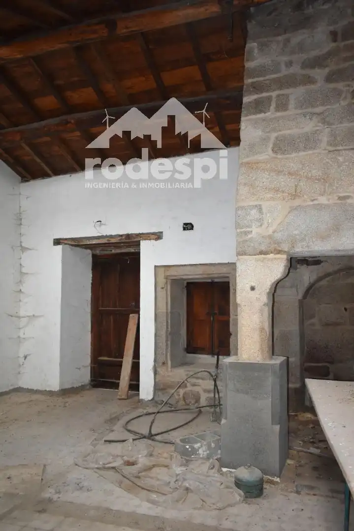 Buildings for sale in Pantón