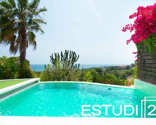 Piscina de Casa adosada en venda en Caldes d'Estrac amb Calefacció, Jardí privat i Terrassa