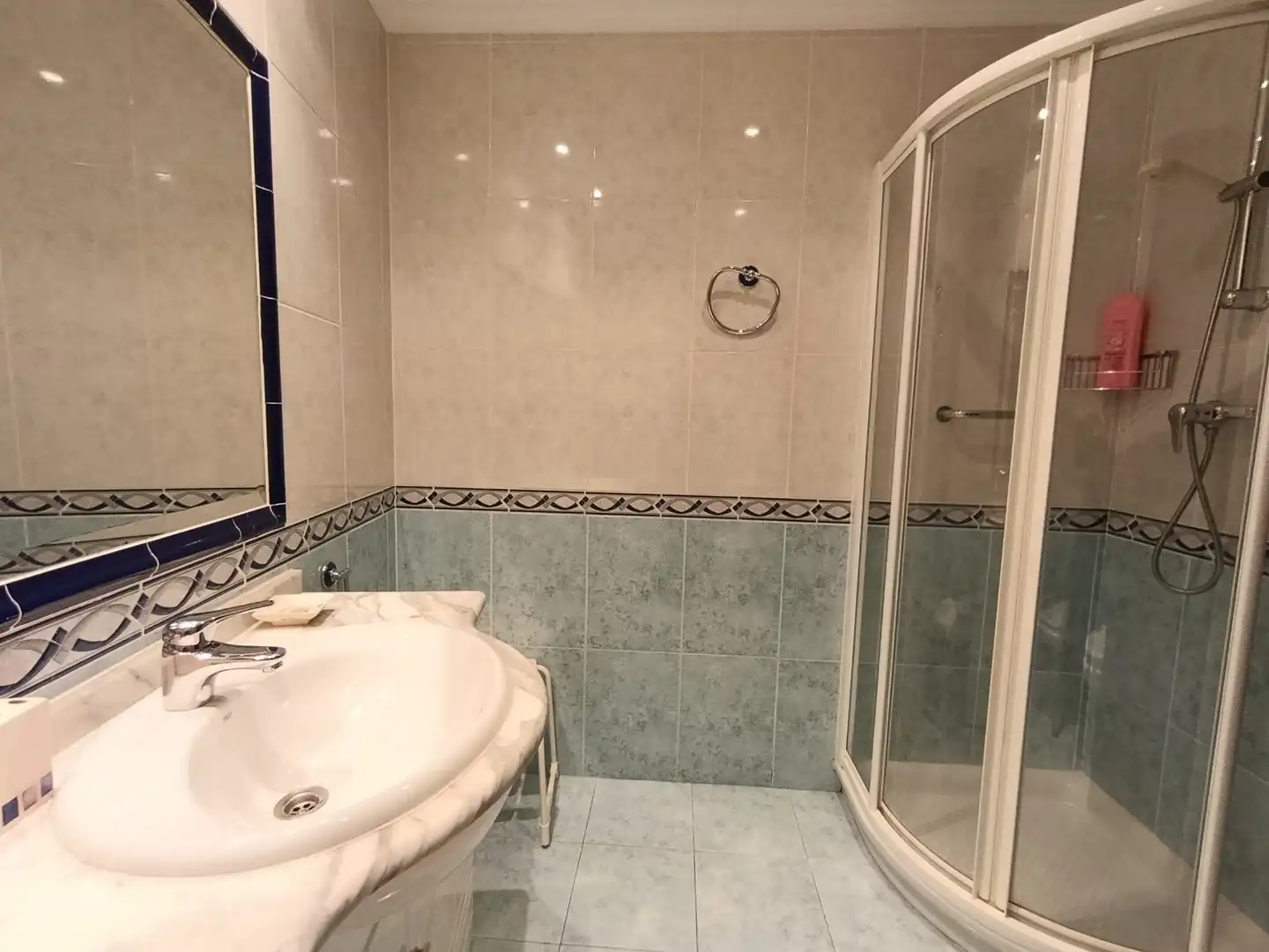 Bathroom of Flat for sale in Pontevedra Capital   with Heating, Parquet flooring and Furnished