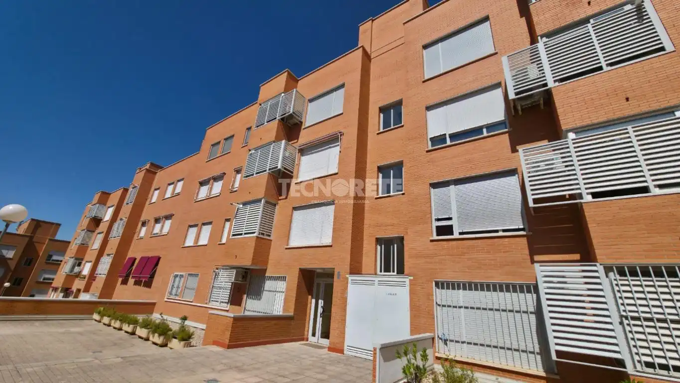 Vista exterior de Piso en venta en Guadalajara con Calefacción y Jardín privado