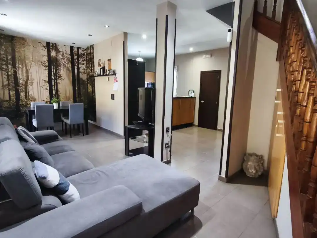 Sala d'estar de Casa adosada en venda en Langreo amb Jardí privat, Traster i Moblat