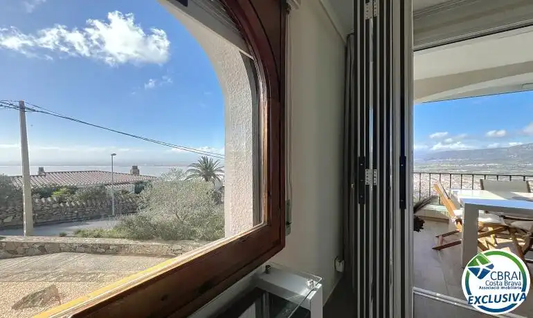 Vista exterior de Apartament en venda en Roses amb Calefacció, Terrassa i Moblat