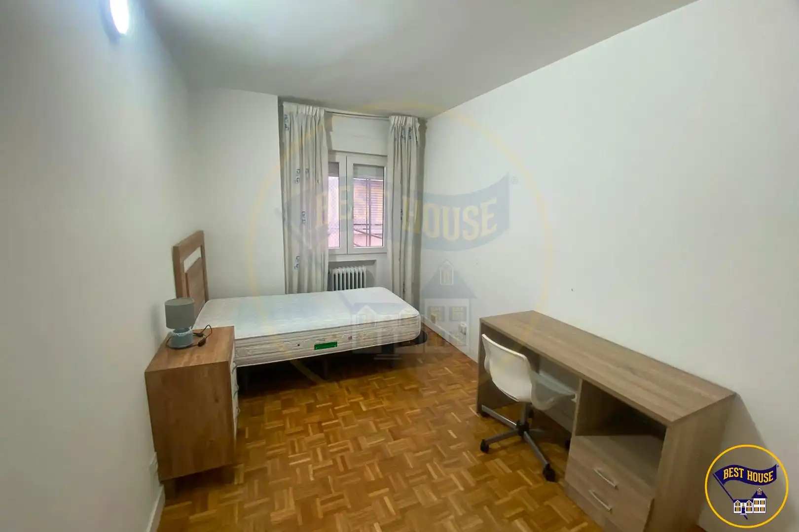 Bedroom of Flat for share in Cuenca  with Air Conditioner, Heating and Parquet flooring