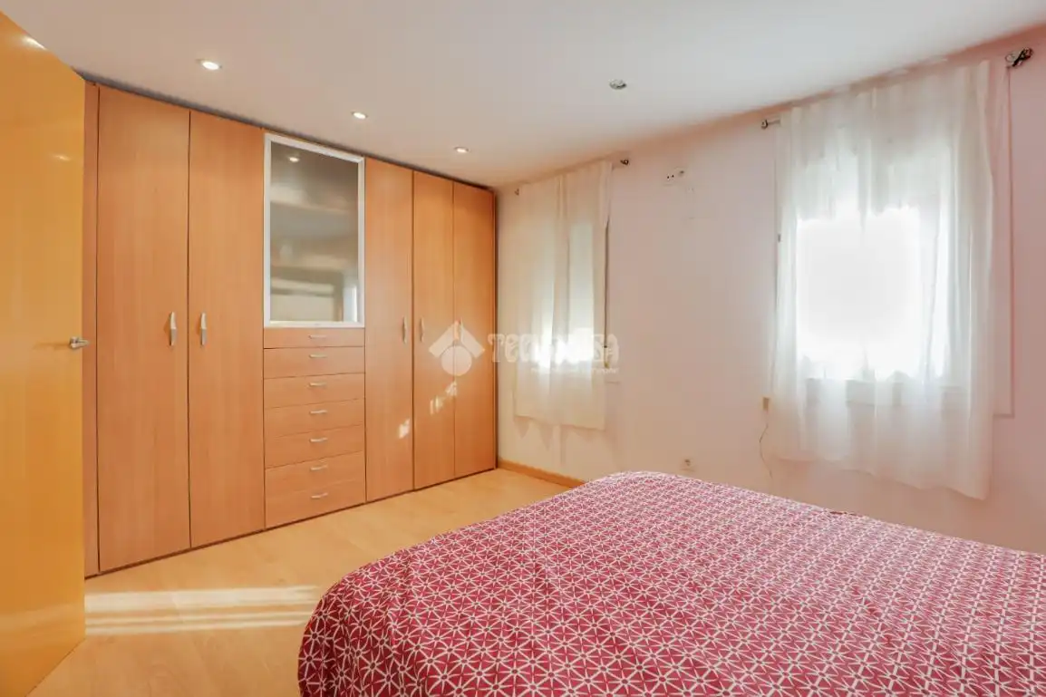 Dormitori de Pis en venda en Badalona amb Aire condicionat, Parquet i Moblat