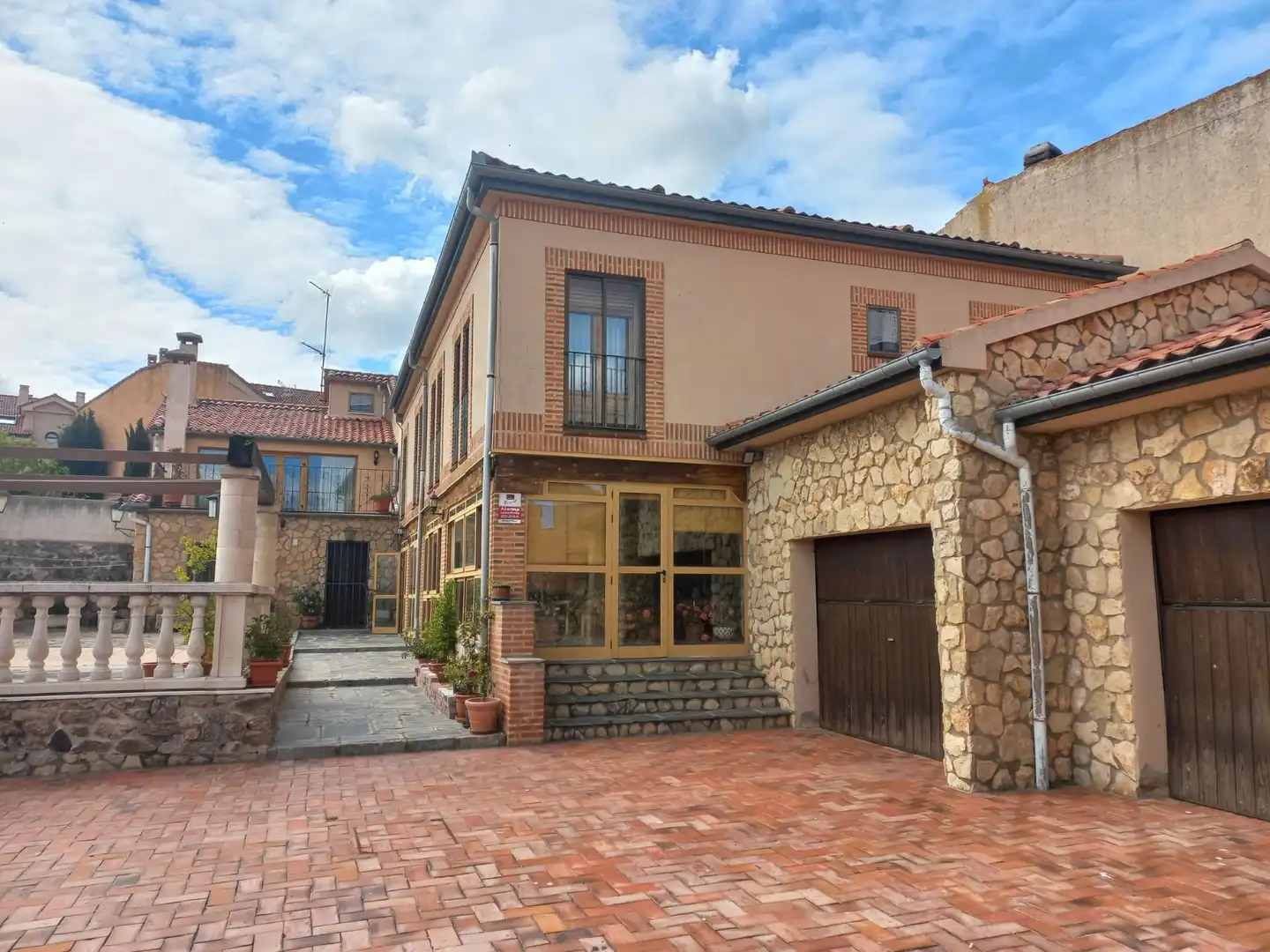Vista exterior de Casa o xalet en venda en Torrecaballeros amb Calefacció, Jardí privat i Traster