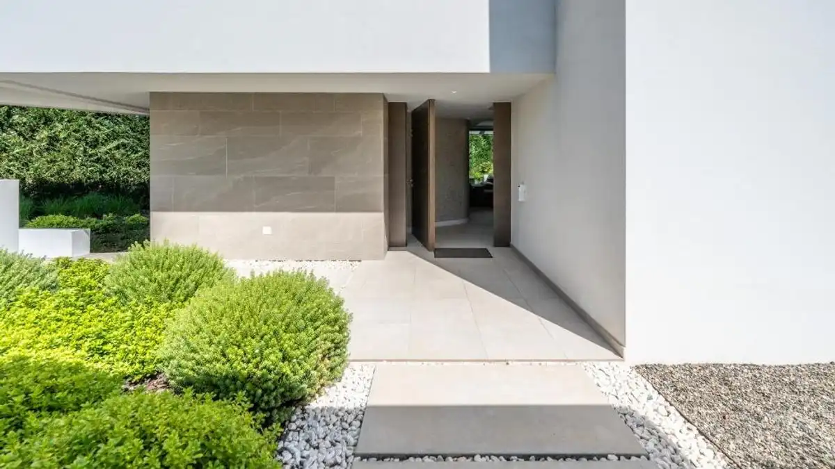 Vista exterior de Casa o xalet en venda en Estepona amb Aire condicionat, Calefacció i Jardí privat