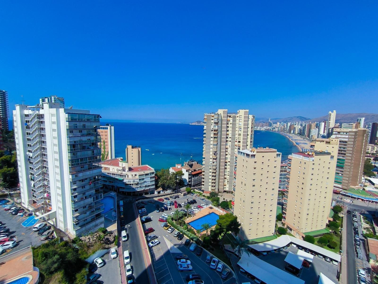 Vista exterior de Apartament en venda en Benidorm amb Aire condicionat, Calefacció i Jardí privat