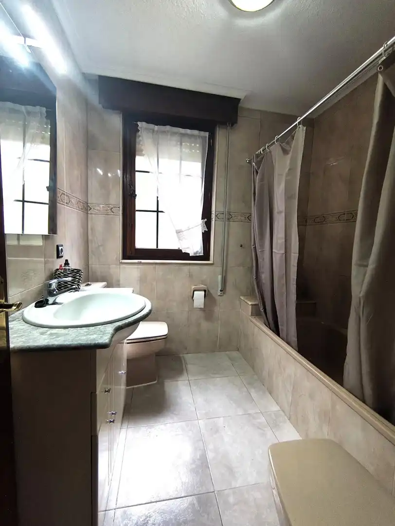 Baño de Casa o chalet en venta en Villaescusa (Cantabria) con Calefacción, Jardín privado y Terraza