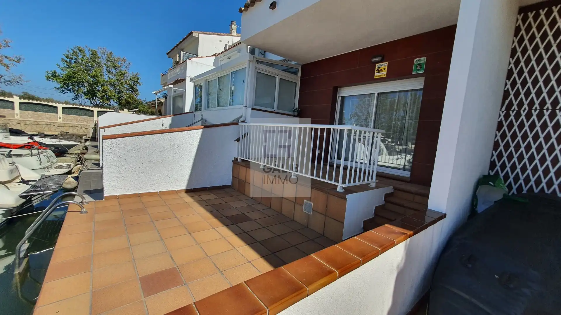 Außenansicht von Einfamilien-Reihenhaus zum Verkauf in Empuriabrava mit Klimaanlage, Terrasse und Möbliert