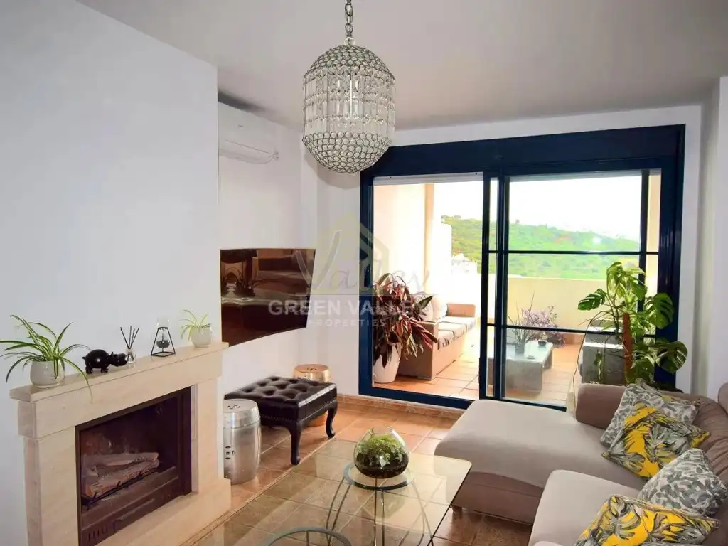 Wohnzimmer von Wohnung zum Verkauf in La Alcaidesa mit Klimaanlage, Privatgarten und Terrasse