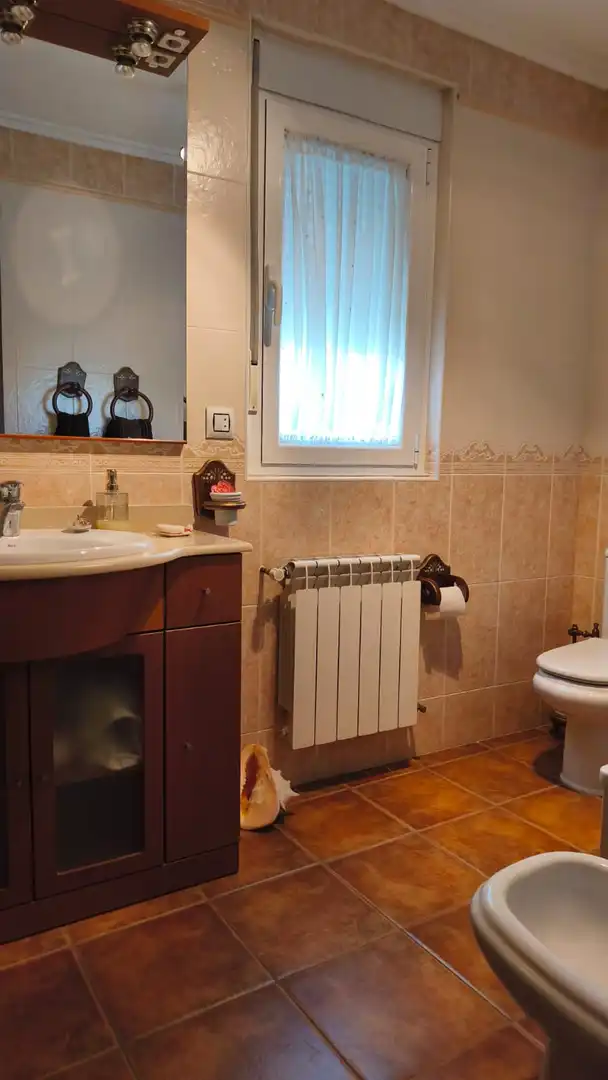 Badezimmer von Einfamilien-Reihenhaus zum Verkauf in El Burgo Ranero  mit Heizung, Privatgarten und Parkett