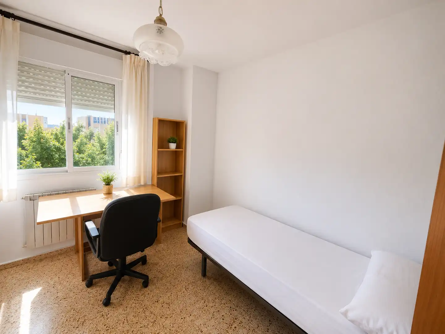 Habitación de Piso de alquiler en Badajoz con Aire acondicionado, Calefacción y Jardín privado