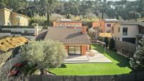 Vista exterior de Casa o xalet en venda en La Roca del Vallès amb Aire condicionat, Calefacció i Jardí privat