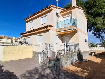 Doppelhaushälfte mit Balkon zum Verkauf in El Casalot