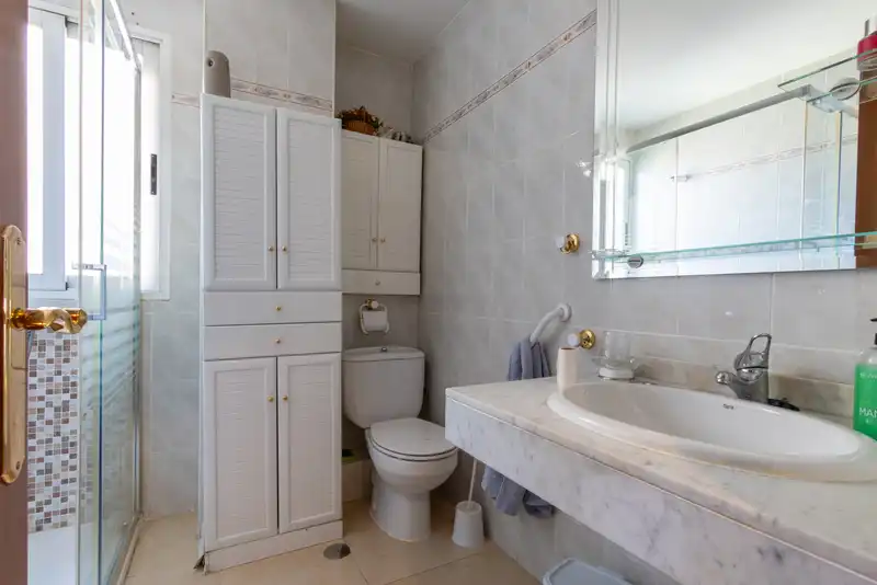 Bathroom of Flat for sale in Madrid  with Air Conditioner, Heating and Terrace