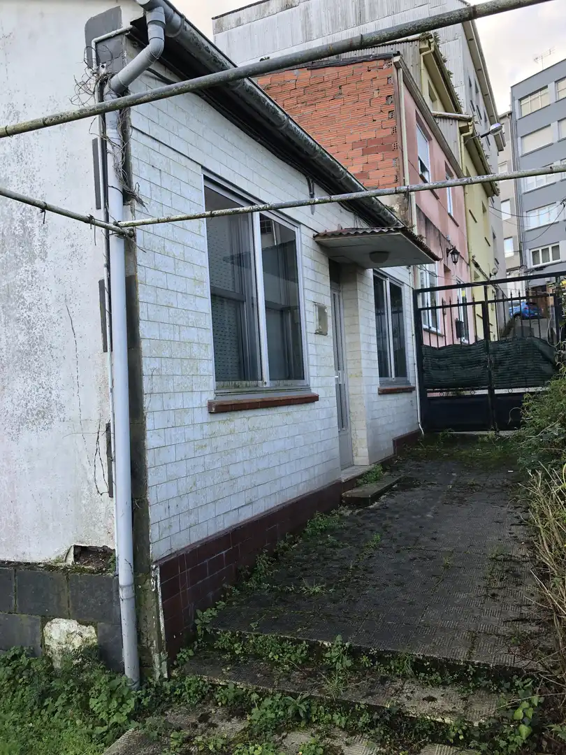 Vista exterior de Casa o xalet en venda en Betanzos amb Jardí privat, Moblat i Forn