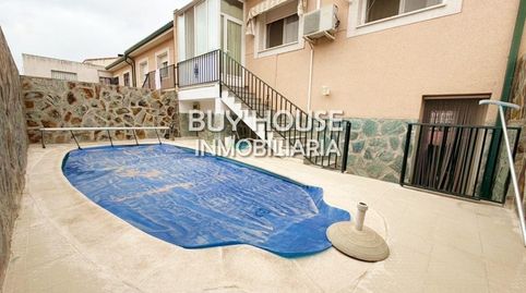 CHALET ADOSADO CON PISCINA PRIVADA, GRAN JARDÍN Y AMPLIO SEMISÓTANO EN AÑOVER DE TAJO