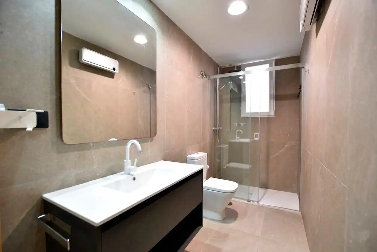 Badezimmer von Wohnung zur Miete in Granada mit Klimaanlage, Heizung und Terrasse