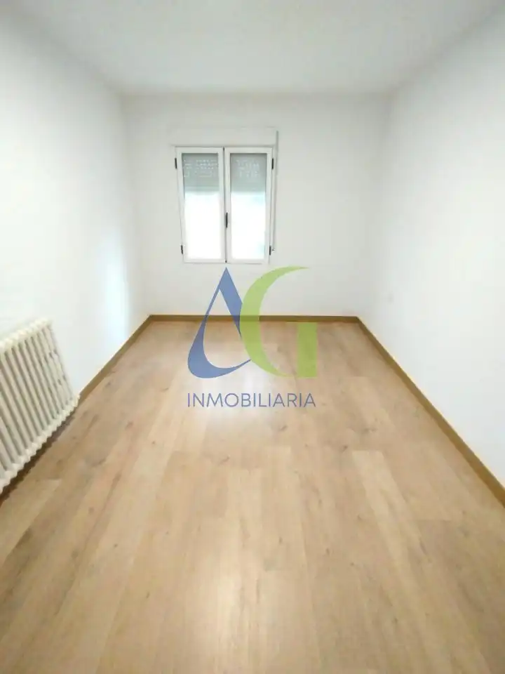 Habitación de Piso en venta en León Capital  con Calefacción, Parquet y Terraza