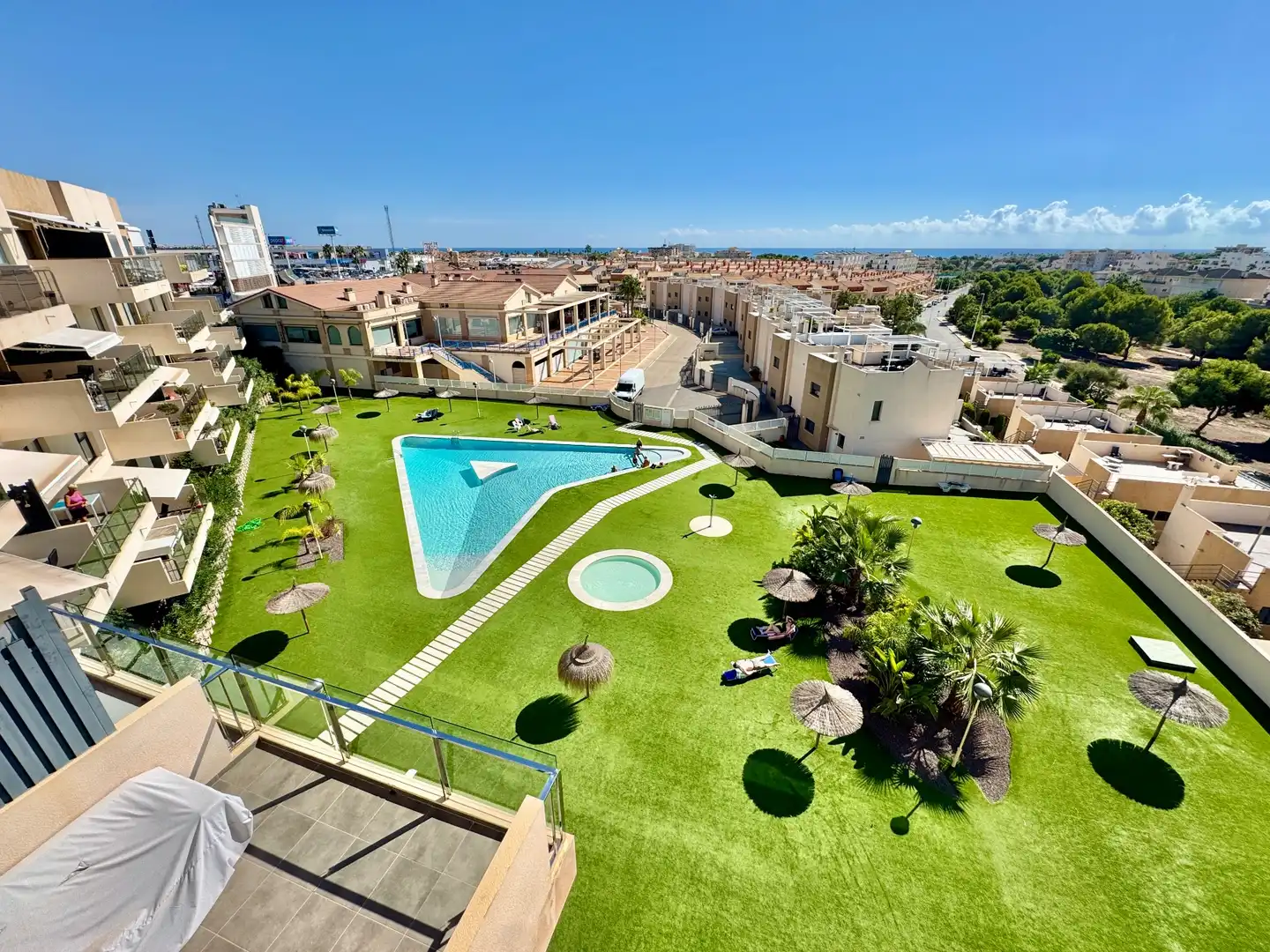 Vista exterior de Apartament en venda en Orihuela amb Jardí privat, Traster i Piscina