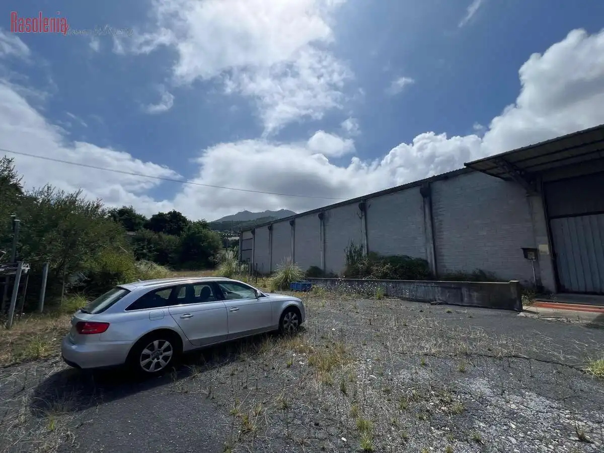 Vista exterior de Nau industrial en venda en Cariño