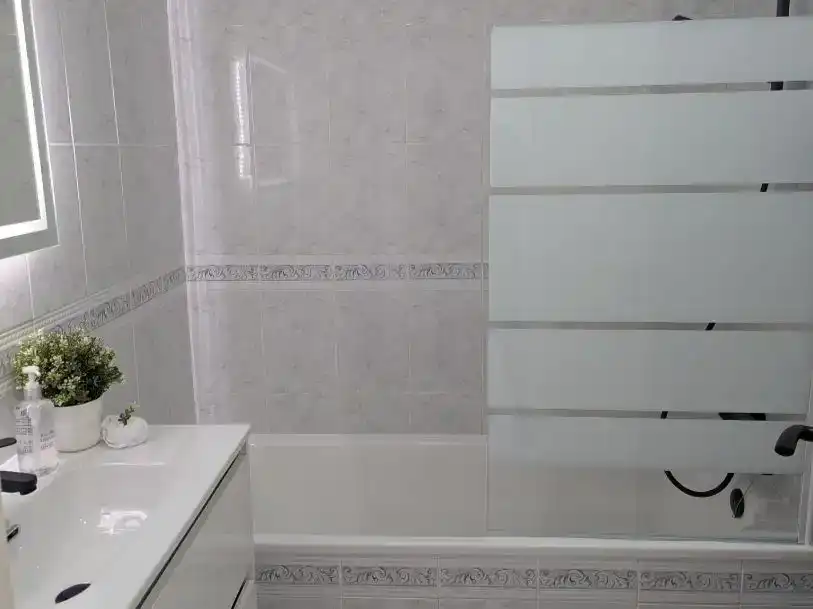 Badezimmer von Wohnung zum Verkauf in Roses mit Balkon
