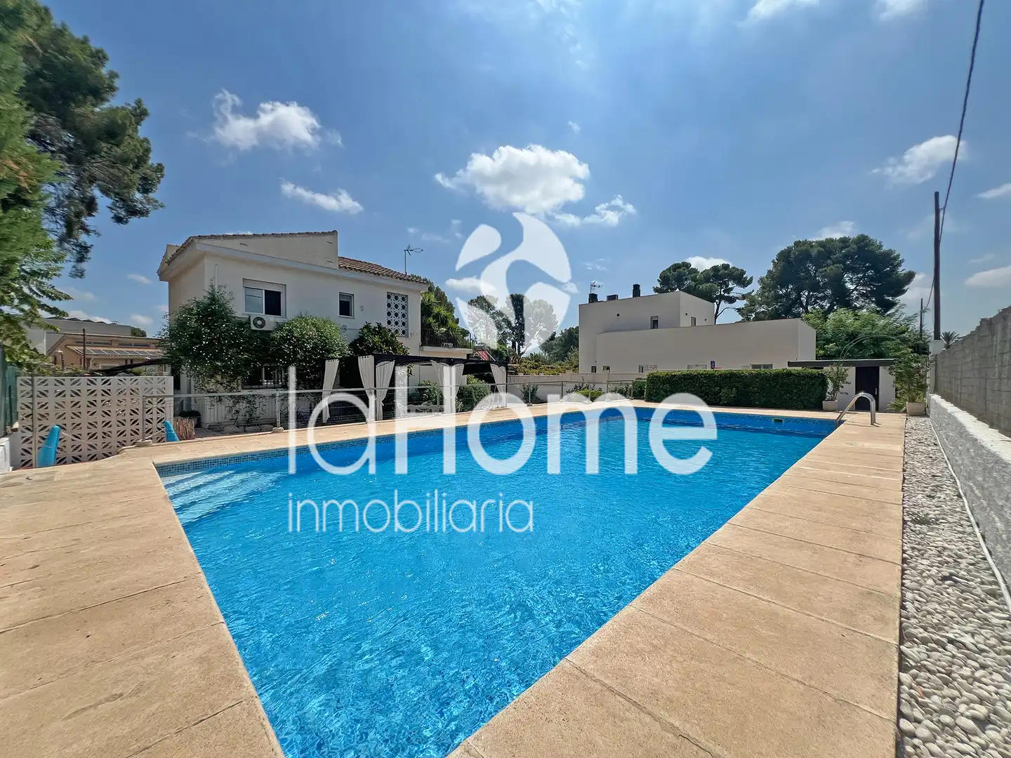 Vista exterior de Casa o xalet en venda en Paterna amb Aire condicionat, Jardí privat i Terrassa