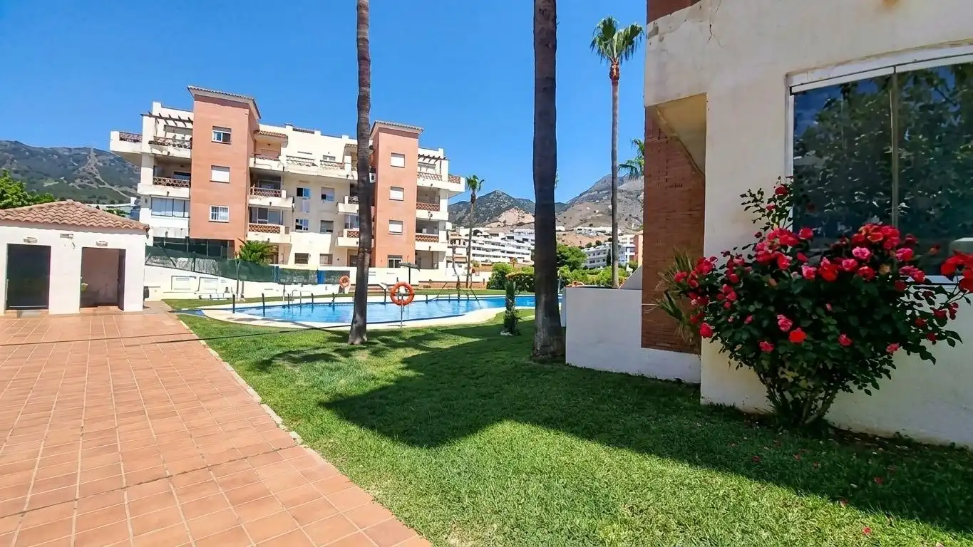 Außenansicht von Erdgeschoss zum Verkauf in Benalmádena mit Klimaanlage, Heizung und Privatgarten