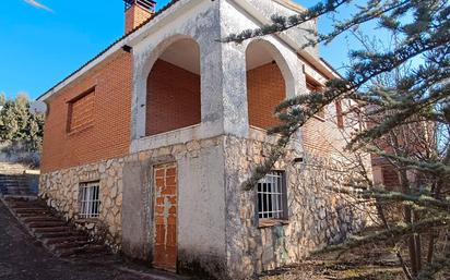 Vista exterior de Casa o xalet en venda en Fuentenovilla amb Terrassa i Piscina