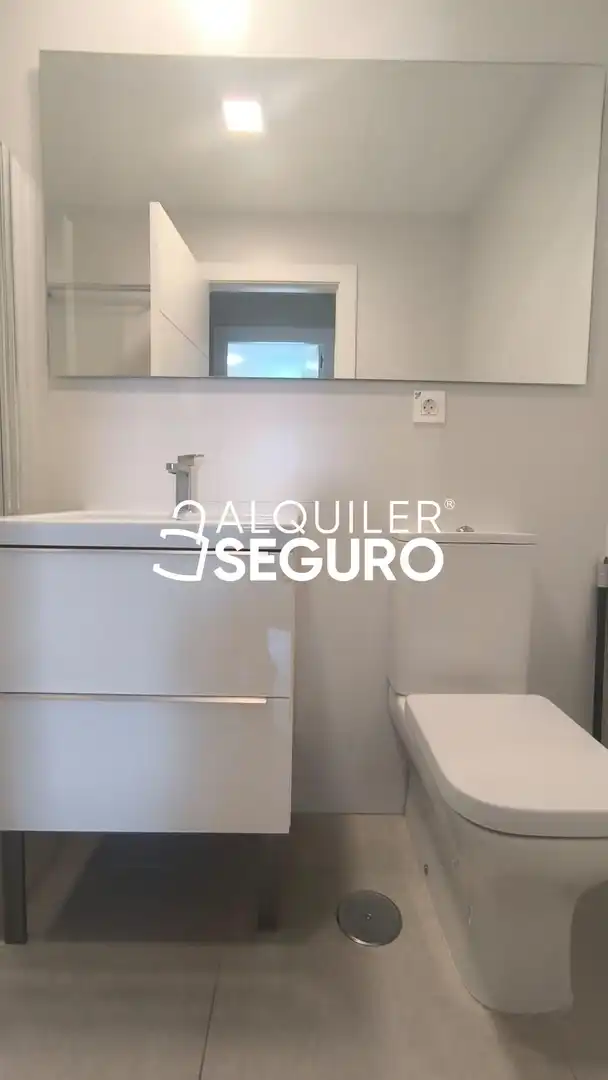 Bany de Pis de lloguer en Sevilla amb Aire condicionat, Traster i Piscina
