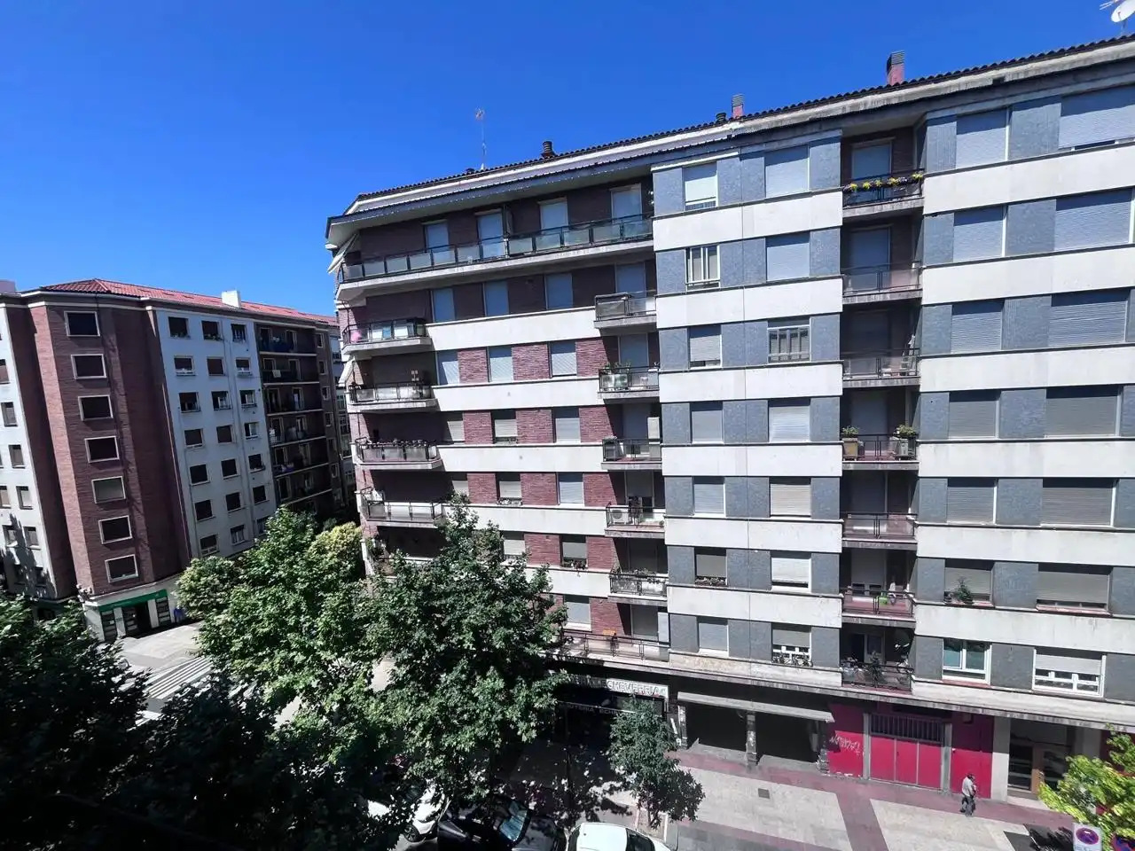 Vista exterior de Pis en venda en Vitoria - Gasteiz amb Calefacció, Parquet i Traster