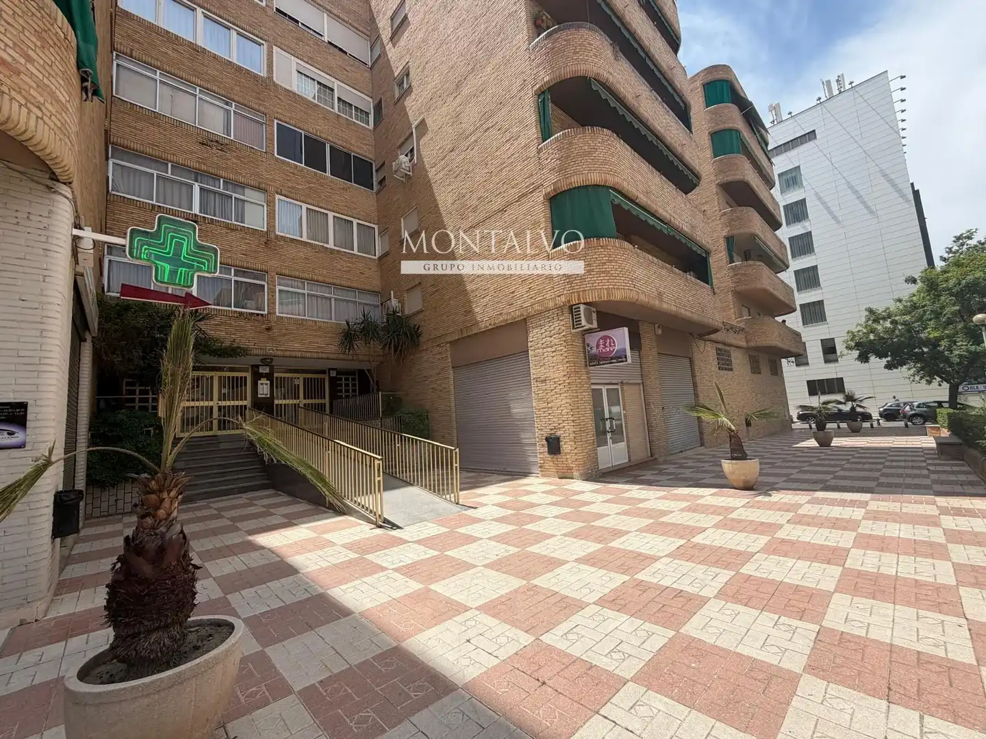 Vista exterior de Piso de alquiler en Granada con Lavadora, Microondas y TV
