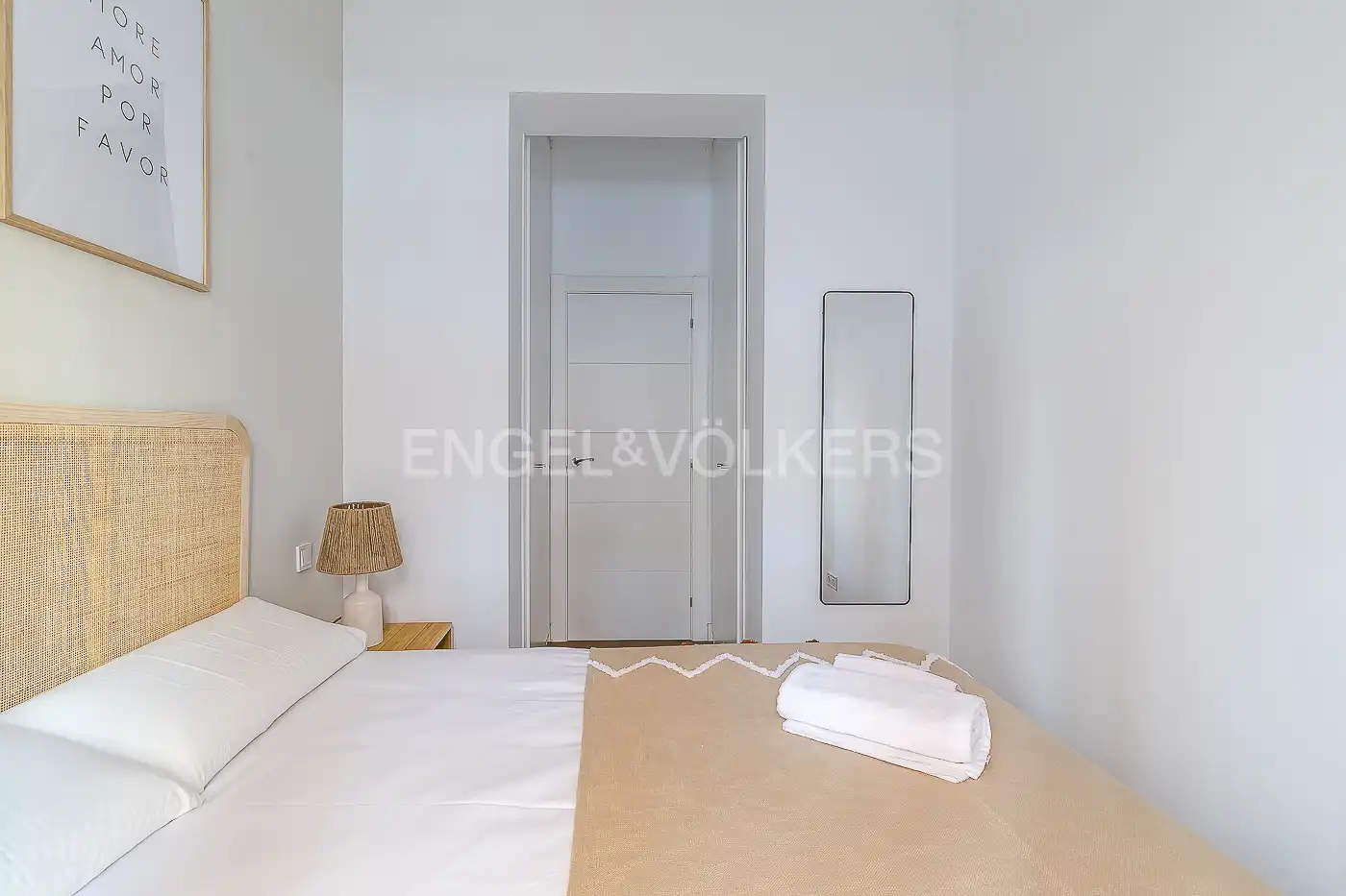 Dormitori de Apartament de lloguer en Madrid amb Aire condicionat, Calefacció i Moblat