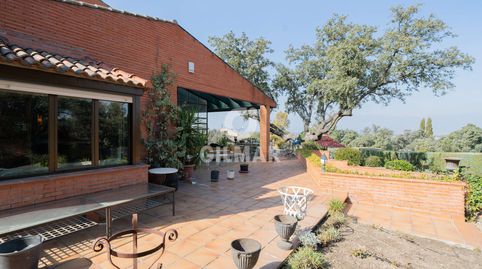 Se presenta una villa de estilo tradicional que se sitúa en una de las mejores parcelas de la urbanización. El chalet destaca por, image 4