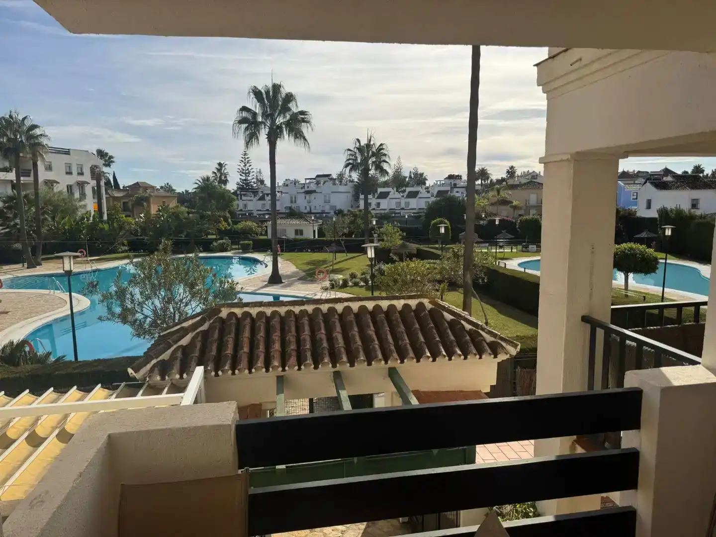 Außenansicht von Wohnungen zur Miete in Marbella mit Klimaanlage, Terrasse und Schwimmbad