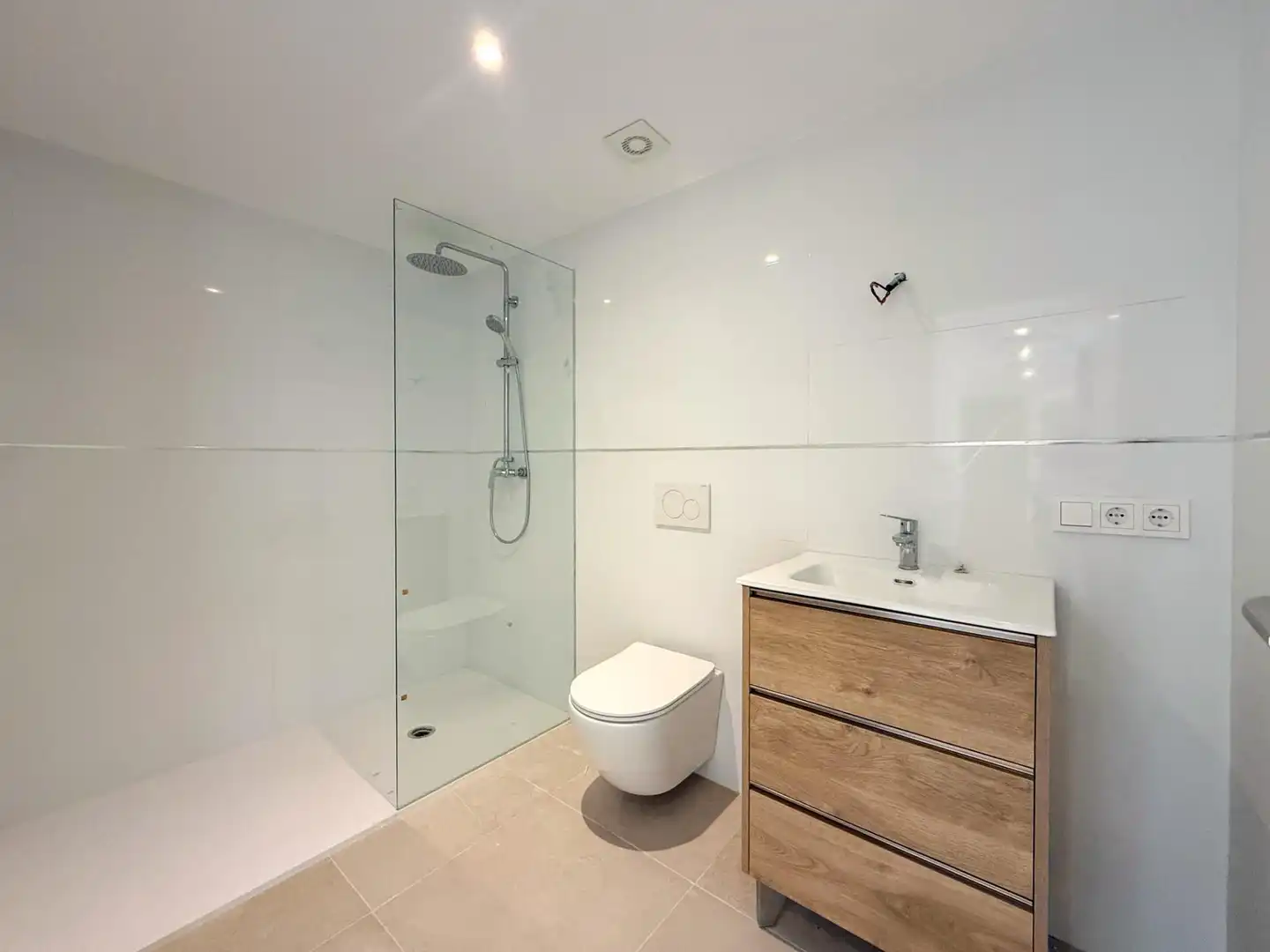Bathroom of Ground floor for sale in  Palma de Mallorca  with Air Conditioner, Terrace and Storage room