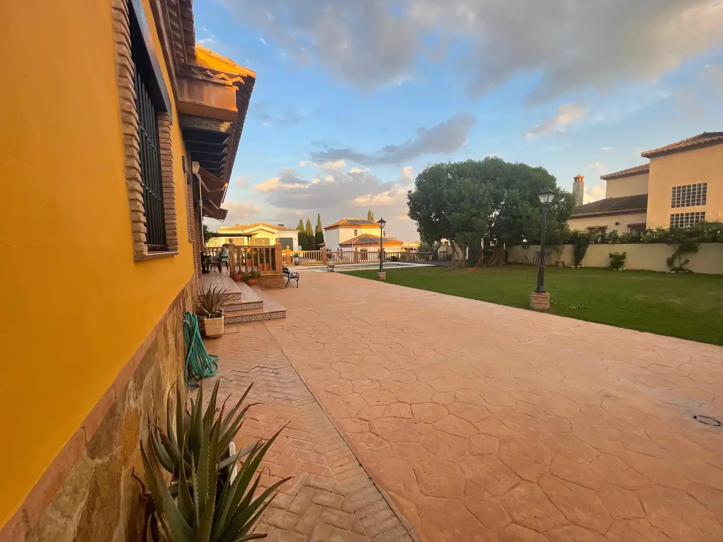 Vista exterior de Casa o chalet en venta en Fuengirola con Aire acondicionado, Jardín privado y Parquet